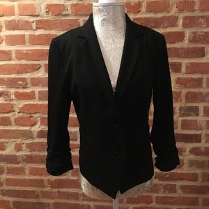 Express modern detail button suit top!